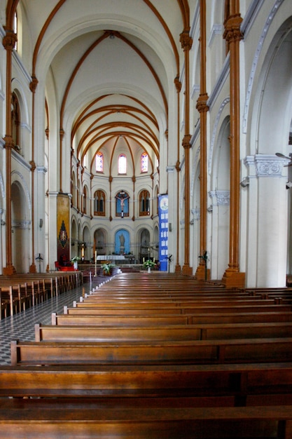 Foto la nave de la basílica de la catedral de notre dame de saigón en la ciudad de ho chi minh