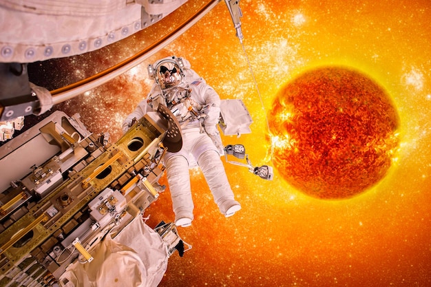Nave espacial e astronautas no espaço na estrela do sol de fundo. Elementos desta imagem fornecidos pela NASA.