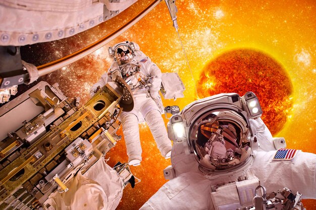 Nave espacial e astronautas no espaço na estrela do sol de fundo. Elementos desta imagem fornecidos pela NASA.