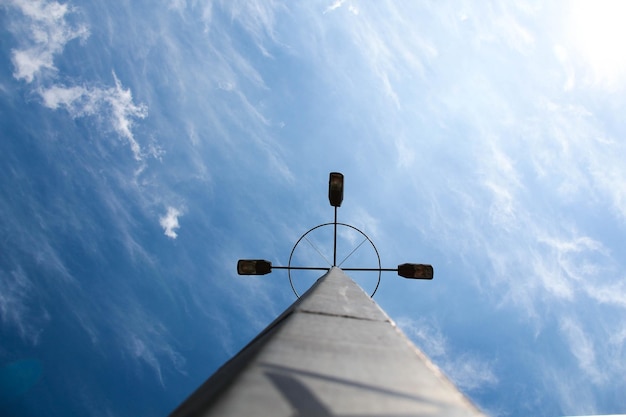 Nave espacial no espaço sideral Longo feixe de metal com uma antena eletrônica especial no final