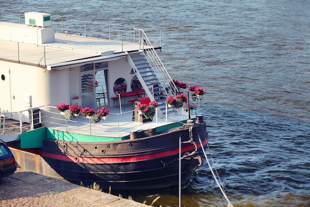 Nave lista para la excursión en el río