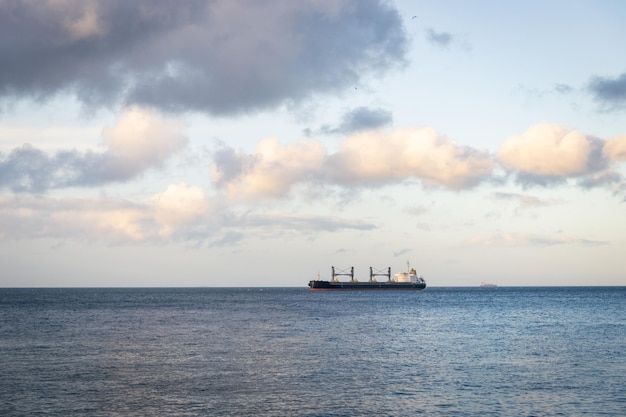 Nave en el mar en el horizonte