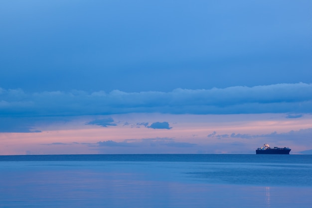 Nave en el mar, trieste