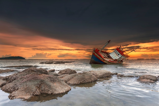 nave naufragó al atardecer en Chonburi, Tailandia