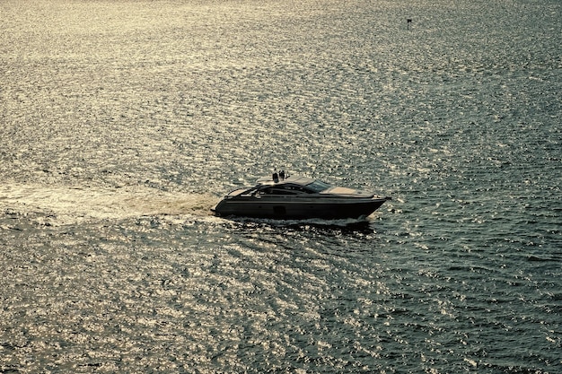 Navegación en barco sobre olas de agua de mar plateadas en Miami, EE.UU.