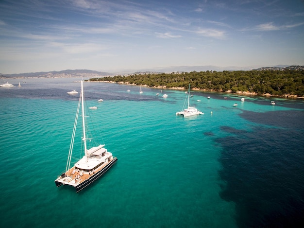 Navegación en catamarán en aguas azules en el sur de Francia.