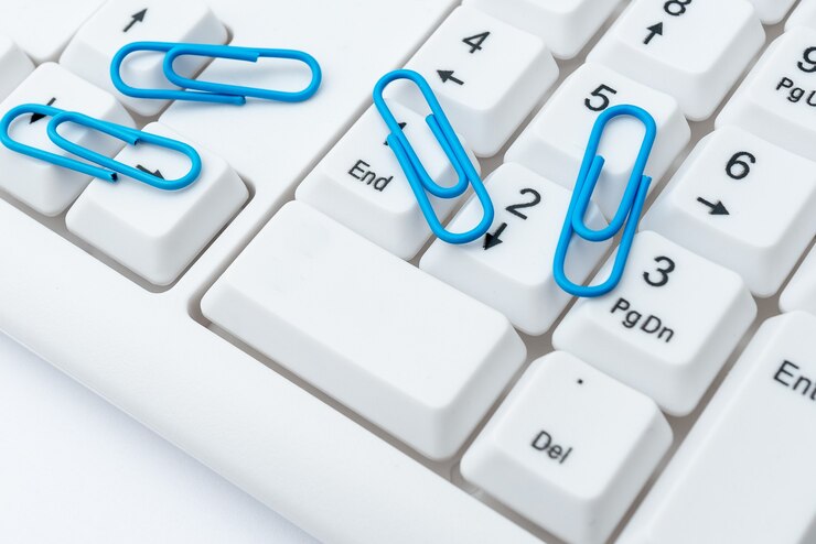 Foto navegación por internet navegación en línea, escritura de palabras, dispositivo de escritura moderno, creaciones de contenido web, diseños de espacios de trabajo computarizados, teclado de colecciones de trabajo electrónico