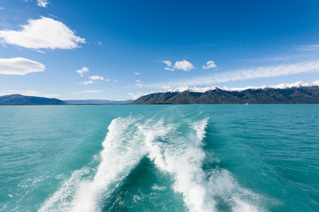 Navegación por el lago Argentino, paisaje de la Patagonia, Argentina. Panorama patagónico