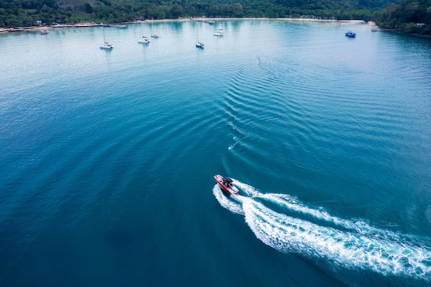 Navegación en lancha rápida y ondulado en el mar tropical en vacaciones de verano