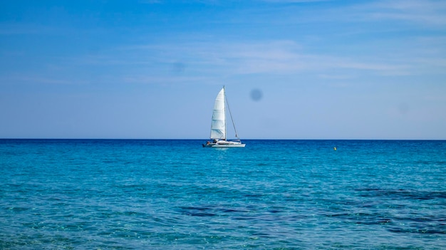 Navegación solitaria en el mar Mediterráneo