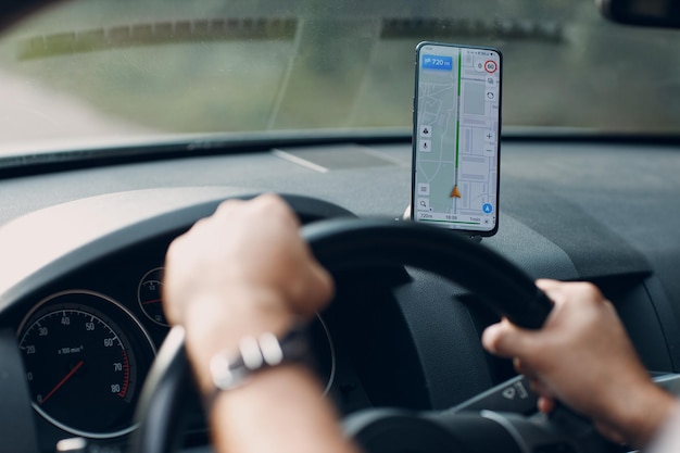 Navegador no carro veículo transporte viajante Homem motorista usando o aplicativo de navegação do telefone móvel enquanto dirige o carro