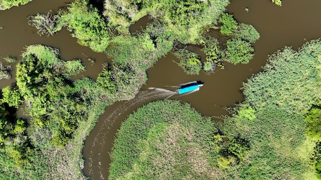 Foto navegando de barco no rio amazonas na floresta amazônica manaus brasil