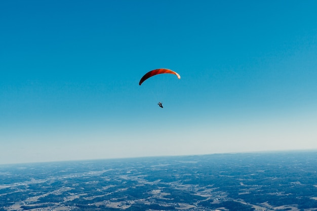 navegando em um parapente no céu azul