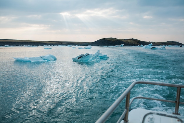 Navegando entre icebergs en la laguna de Jokulsarlon Islandia