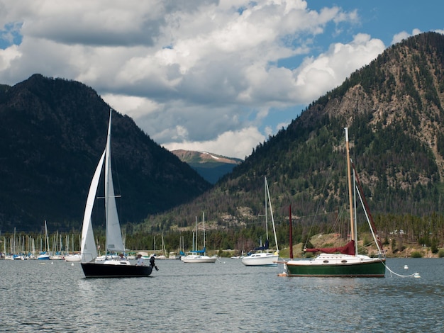 Navegando en el lago de montaña en las Montañas Rocosas. Lago Dillon, Colorado