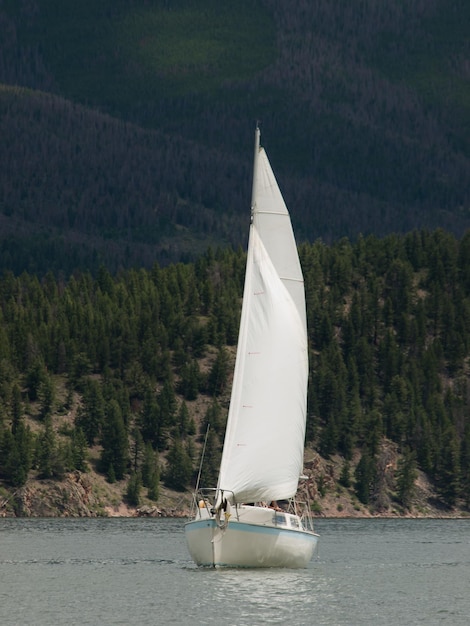 Navegando en el lago de montaña en las Montañas Rocosas. Lago Dillon, Colorado