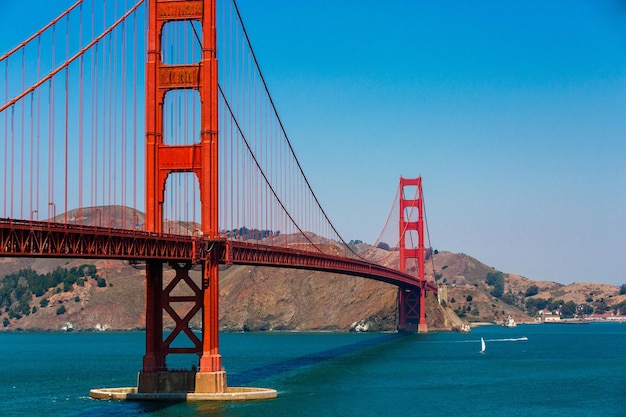 Foto navegando un poco bajo el famoso puente golden gate en la bahía de san francisco, california, estados unidos.