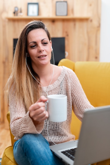 Navegar, conversar nas redes sociais, pesquisar, assistir a vídeos, dar aulas, reuniões de aula virtual, trabalho em escritório remoto, apresentação no computador pela Internet