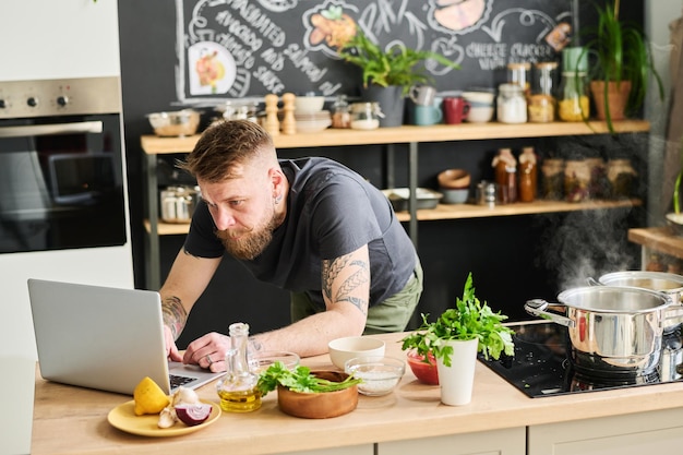 Navegar por Internet mientras se cocina la comida