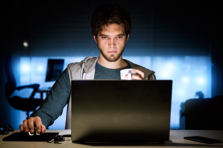 Foto navegar por los jóvenes persona ordenador de la oficina