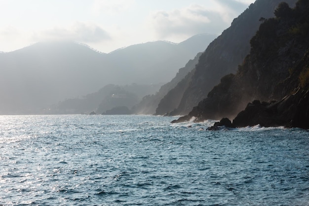 Navegar por la noche en las afueras de Vernazza Cinque Terre Italia