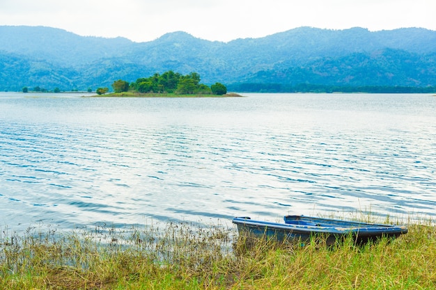 Navegue no cais do lago.