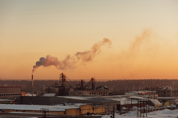 Naves industriales al amanecer. Almacenes Humo de la pipa. Gradiente.