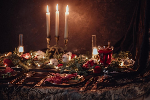 Navidad academia vintage mesa romántica con velas de abeto vino caliente decoraciones rojas