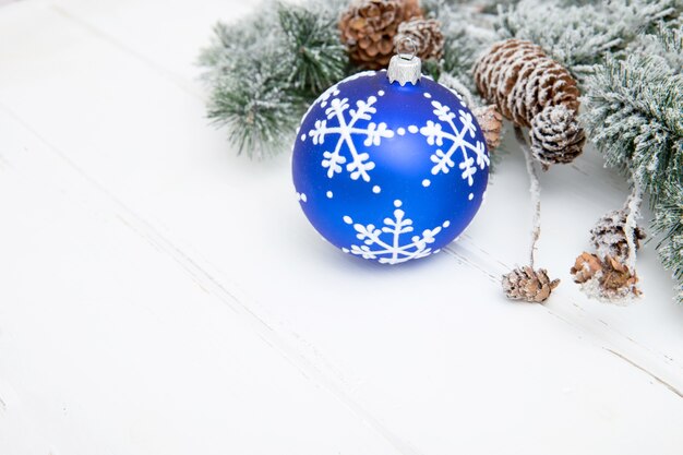 Navidad con adornos y cajas de regalo en tablero de madera