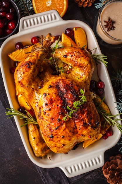 Navidad al horno pollo con arándanos, naranja, especias y hierbas. Concepto de comida navideña.