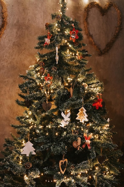 Navidad y año nuevo árbol de navidad decorado en estilo escandinavo retro vintage con juguetes y luces brillantes guirnaldas abeto verde o temporada de vacaciones de invierno de abeto en casa