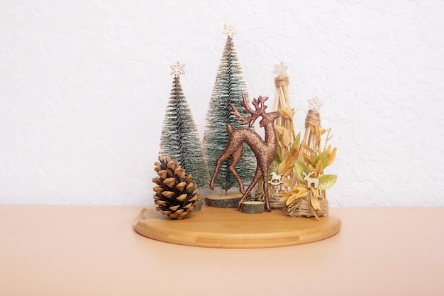 Navidad y Año Nuevo bodegón composición fat home interior decoraciones navideñas con ciervos y árboles de Navidad