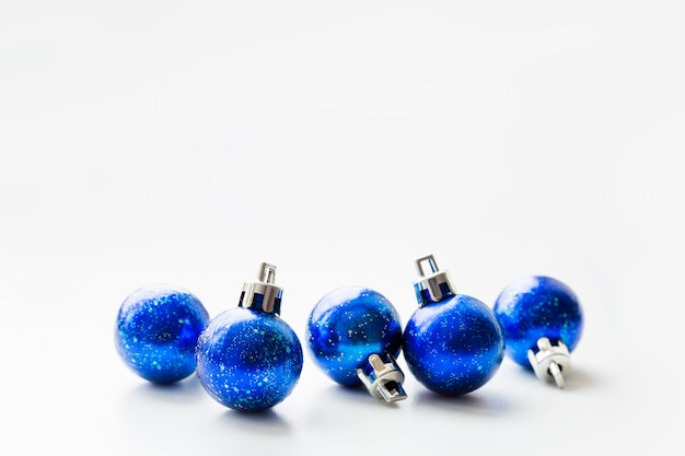 Foto navidad y año nuevo con bolas decorativas estrelladas azules para árbol de navidad. .