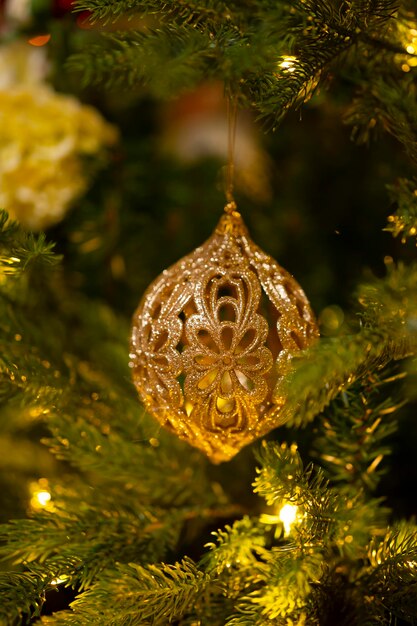 Foto navidad año nuevo decoración navidad juguete colgando en el árbol