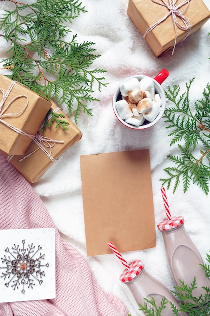 Navidad y Año Nuevo festivo arreglo acogedor, una taza con cacao, chocolate y malvaviscos.