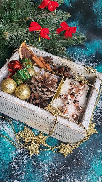 Navidad y Año Nuevo Fondo festivo con ramas de abeto Árbol de Navidad Juguetes de Navidad en una caja y en la nieve