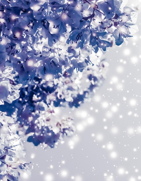 Navidad año nuevo fondo de naturaleza floral púrpura diseño de tarjeta de vacaciones árbol de flores y brillo de nieve como telón de fondo de venta de temporada de invierno para marca de belleza de lujo