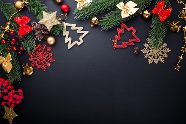 Navidad y año nuevo fondo negro con decoraciones rojas y doradas
