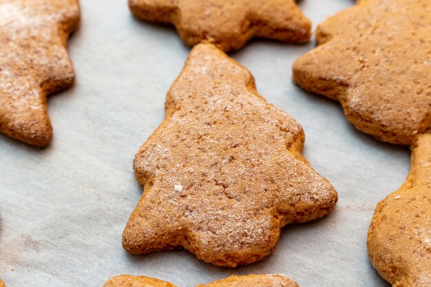 Navidad Año Nuevo galletas caseras tradicionales galletas estrellas y proceso de preparación de forma de abeto