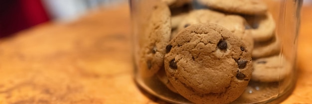 Navidad y año nuevo galletas de jengibre o avena o galletas de jengibre en un frasco de vidrio comida de panadería dulce de navidad y temporada de vacaciones de invierno en casa pancarta