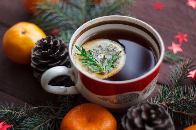 Navidad año nuevo con mandarinas, té con limón. invierno inmóvil. enfoque selectivo