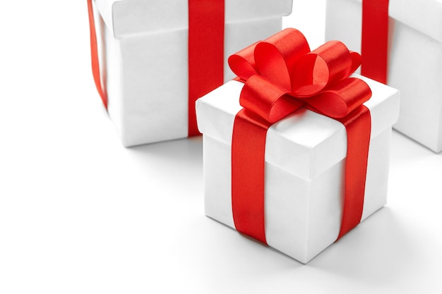 Navidad y Año Nuevo Tres cajas de regalo rojas aisladas sobre fondo blanco