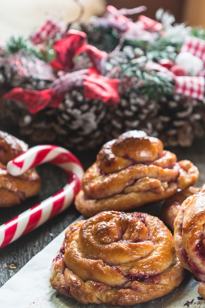 Foto navidad bollos de azafrán sueco. pastelería año nuevo. decoracion de navidad baston de caramelo