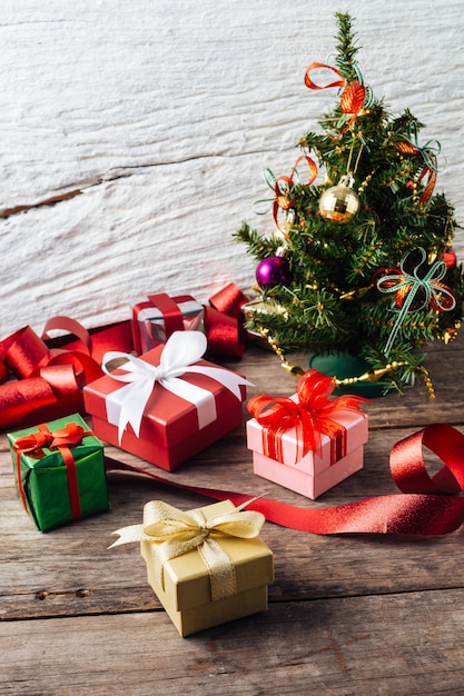 Navidad de caja de regalo en el fondo de la mesa de madera