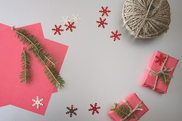 Navidad con cajas de regalo, ovillos de cuerda, papel y decoraciones en rojo. Preparación para vacaciones.