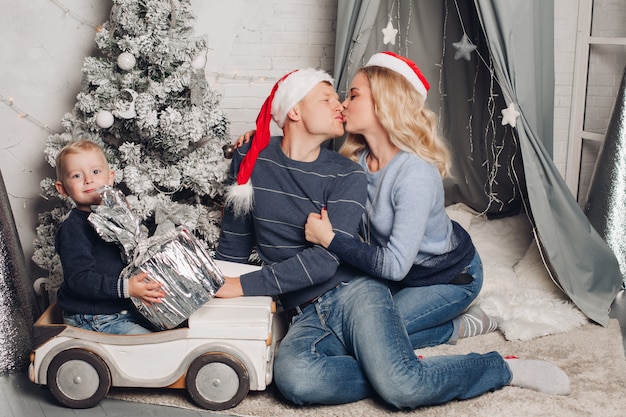 Navidad en casa retrato de una familia feliz