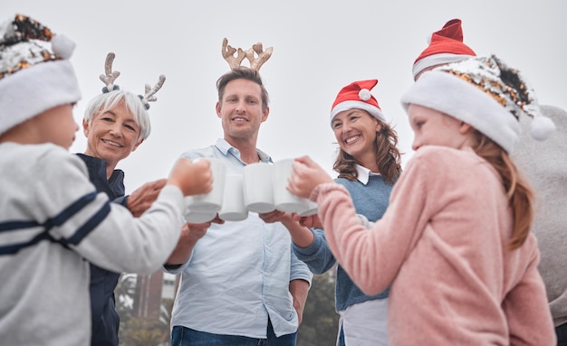 Navidad celebra y familia feliz en viajes de vacaciones vacaciones uniéndose con bebidas Abuelos padres e hijos celebrando el tiempo de calidad Festivo de diciembre bebiendo chocolate caliente al aire libre