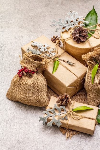 Navidad cero concepto de residuos. Embalaje ecológico de año nuevo. Cajas festivas en papel artesanal y sacos con diferentes decoraciones orgánicas.