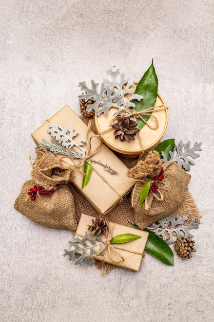 Navidad cero concepto de residuos. Embalaje ecológico de año nuevo. Cajas festivas en papel artesanal y sacos con diferentes decoraciones orgánicas.