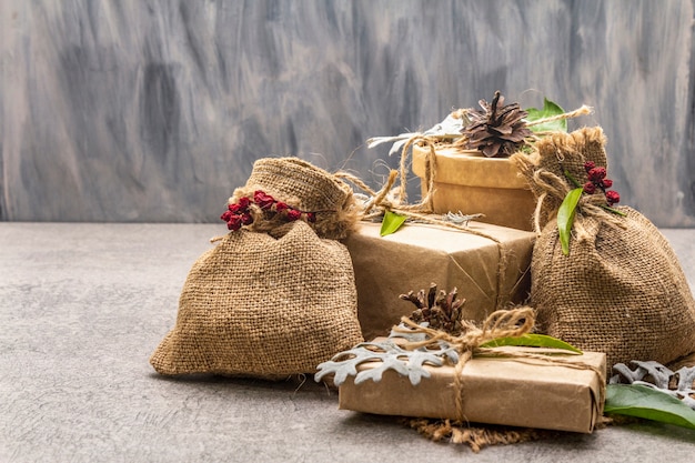 Navidad cero concepto de residuos. Embalaje ecológico de año nuevo. Cajas festivas en papel artesanal y sacos con diferentes decoraciones orgánicas.